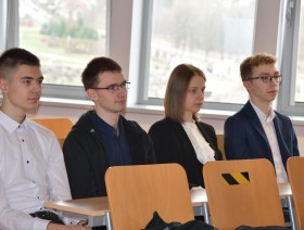 reprezentanci i sponsorzy na uroczystym podsumowaniu zawodów okręgowych w siedzibie Akademii Nauk Stosowanych w Kielcach