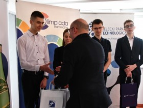 reprezentanci i sponsorzy na uroczystym podsumowaniu zawodów okręgowych w siedzibie Akademii Nauk Stosowanych w Kielcach