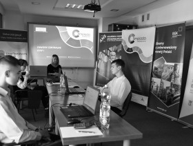 troje zawodników czeka w świetlicy urzędy statystycznego na rozpoczęcie testu z olimpiady