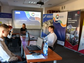 troje zawodników czeka w świetlicy urzędy statystycznego na rozpoczęcie testu z olimpiady