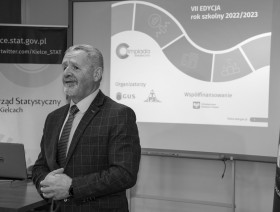 kurator oświaty w Kielcach Kazimierz Mądzik przemawia do gości i uczestników ilimpiady