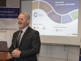 kurator oświaty w Kielcach Kazimierz Mądzik przemawia do gości i uczestników ilimpiady