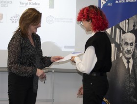 p.o. dyrektora Ewa Tomczyk wręcza nagrodę uczestniczce olimpiady