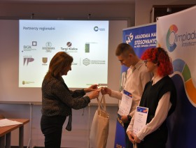 p.o. dyrektora Ewa Tomczyk wręcza nagrodę uczestnikowi olimpiady