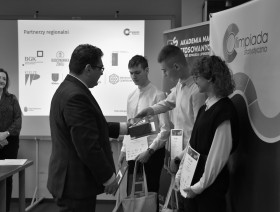 gość składa gratulacje uczestnikom olimpiady