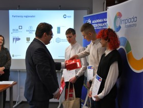gość składa gratulacje uczestnikom olimpiady