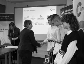 kolejny gość składa gratulacje uczestnikom olimpiady