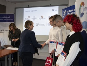 kolejny gość składa gratulacje uczestnikom olimpiady