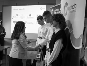 oipekun składa gratulacje uczestnikom olimpiady