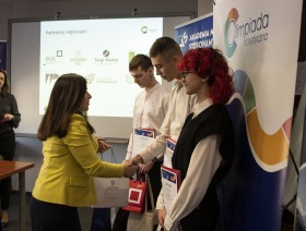 oipekun składa gratulacje uczestnikom olimpiady
