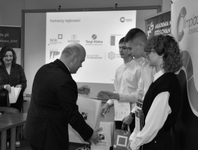 sponsor wręcza upominki uczestnikom konkursu
