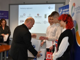 sponsor wręcza upominki uczestnikom konkursu