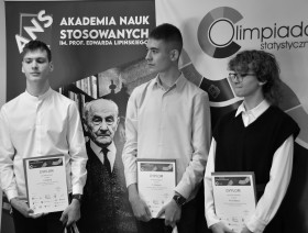 wspólne zdjęcie uczestników olimpiady na tle logotypów organizatorów olimpiady