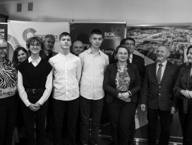 wspólne zdjęcie uczestników olimpiady i zaproszonych gości