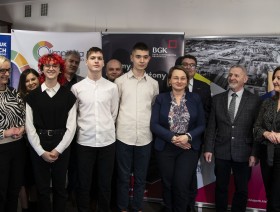 wspólne zdjęcie uczestników olimpiady i zaproszonych gości