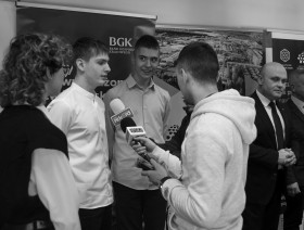 uczestnicy olimpiady udzielają wywiadu mediom