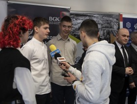 uczestnicy olimpiady udzielają wywiadu mediom