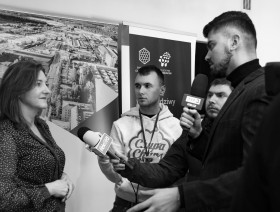 pani Ewa Tomczyk udziela wywiadu mediom