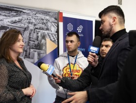 pani Ewa Tomczyk udziela wywiadu mediom