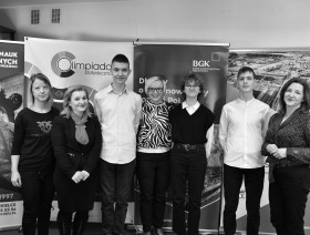 zdjęcie uczestników olimpiady z pracownikami urzędu statystycznego w Kielcach
