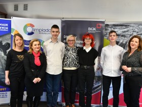 zdjęcie uczestników olimpiady z pracownikami urzędu statystycznego w Kielcach
