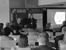 dyrektor urzędu Ewa Tomczyk wita przybyłych gości