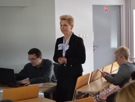 pracownik urzędu Małgorzata Sobieraj  przemawia do gości zgromadzonych w auli
