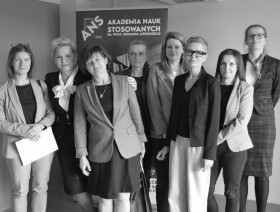 wspólne zdjęcie organizatorów seminarium z prelegentami