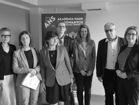 wspólne zdjęcie prelegentów z dyrektorem urzędu statystycznego panią Ewą Tomczyk